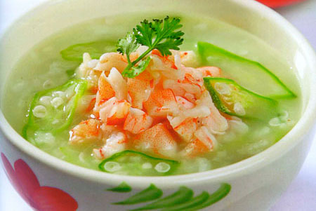 Đậu bắp nấu với gì cho bé ăn dặm là câu hỏi được rất nhiều bậc phụ huynh quan tâm khi lên thực đơn cho con trong giai đoạn từ 6 tháng tuổi. Với hàm lượng chất xơ, vitamin và khoáng chất dồi dào, đậu bắp không chỉ giúp bé tiêu hóa tốt mà còn hỗ trợ tăng sức đề kháng.