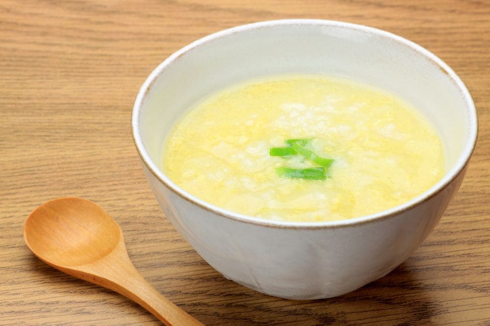 Cháo trứng gà cho bé ăn dặm là món ăn đơn giản nhưng giàu dinh dưỡng