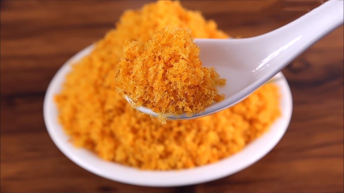 Ruốc cá hồi ăn dặm là thực phẩm giàu dinh dưỡng, tiện lợi và cực kỳ phù hợp cho các bé từ 7 tháng tuổi trở lên. Với hương vị thơm ngon, dễ ăn, lại giàu Omega-3 và protein chất lượng cao, ruốc cá hồi giúp mẹ tiết kiệm thời gian mà vẫn đảm bảo bữa ăn đầy đủ dưỡng chất cho con.