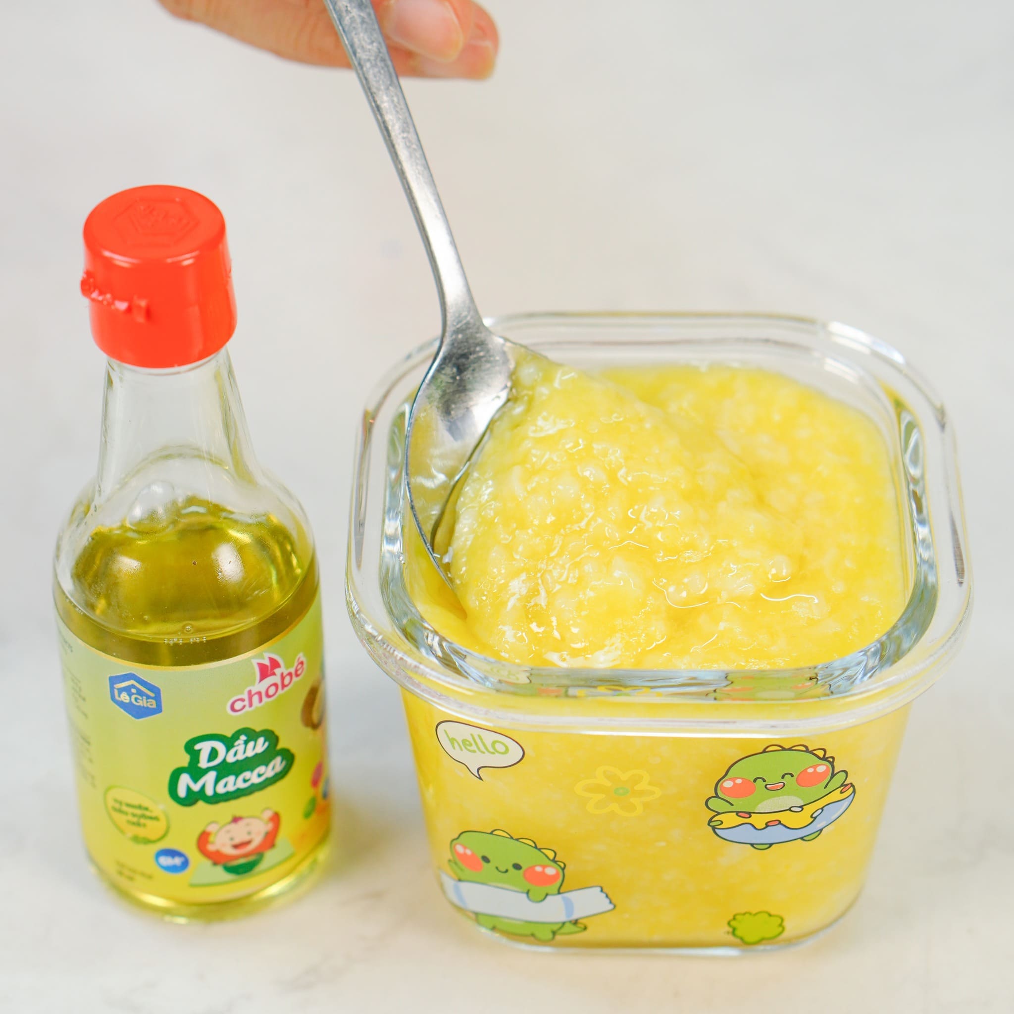 Bé 6 tháng ăn cháo xay được chưa? Khi bé bước sang tháng thứ 6, rất nhiều mẹ băn khoăn không biết bé 6 tháng ăn cháo xay được chưa hay chỉ nên bắt đầu bằng bột ăn dặm. Đây là giai đoạn quan trọng để bé chuyển từ bú mẹ sang khám phá thức ăn đặc hơn, vì vậy cách chọn món và độ thô rất quan trọng.