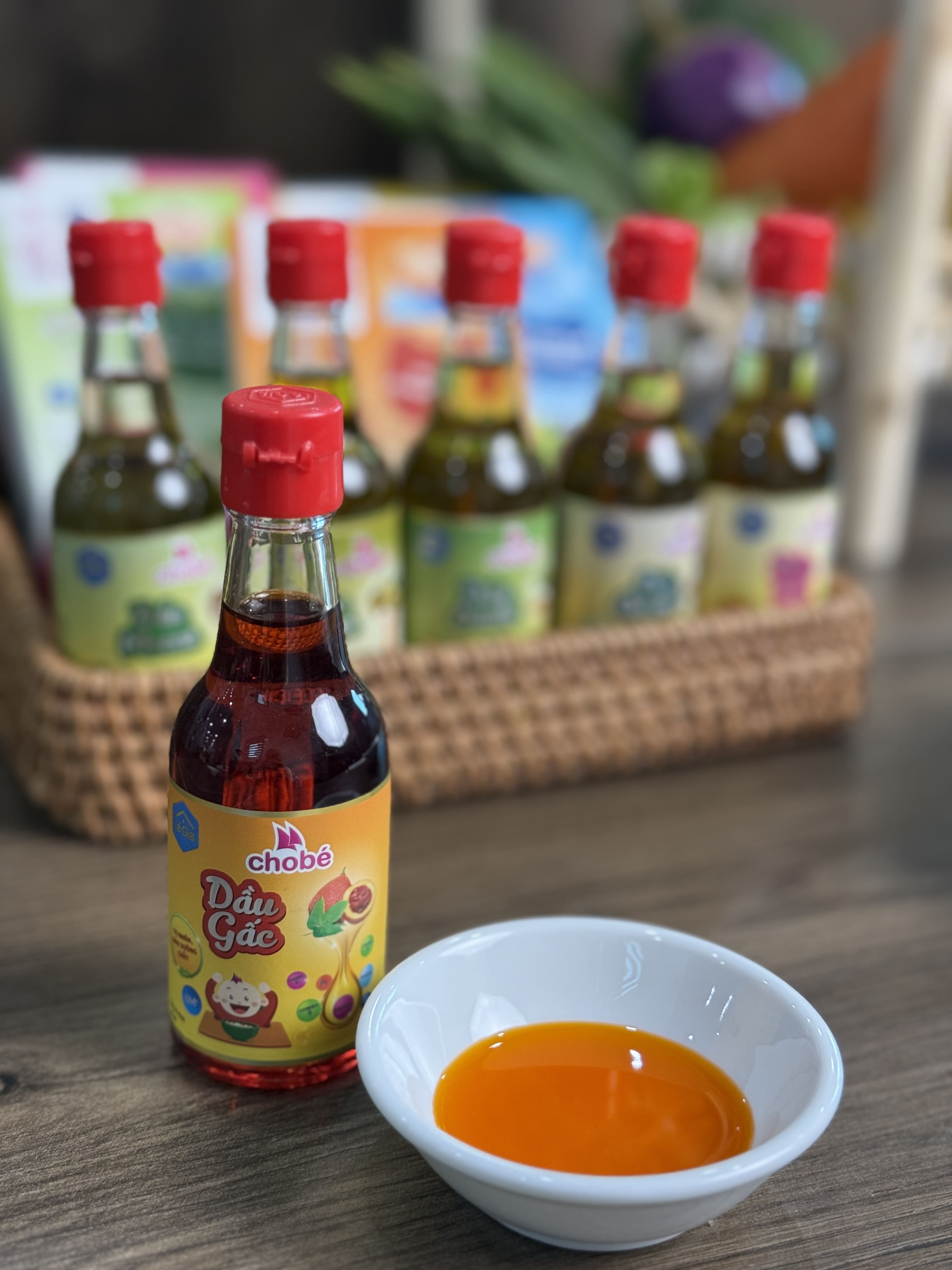 Cách dùng dầu gấc cho bé ăn dặm: Hướng dẫn chi tiết cho mẹ mới bắt đầu. Dầu gấc là một trong những loại dầu lành mạnh, giàu dưỡng chất tự nhiên được nhiều mẹ lựa chọn cho con trong giai đoạn ăn dặm.